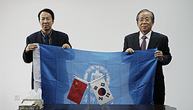 한국과 중국이 협정국기를 들고있는 이미지